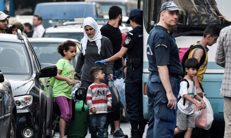 Atėnuose iškeldinami migrantai