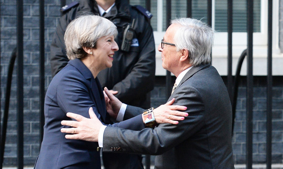 Theresa May ir Jeanas-Claude'as Junckeris Londone