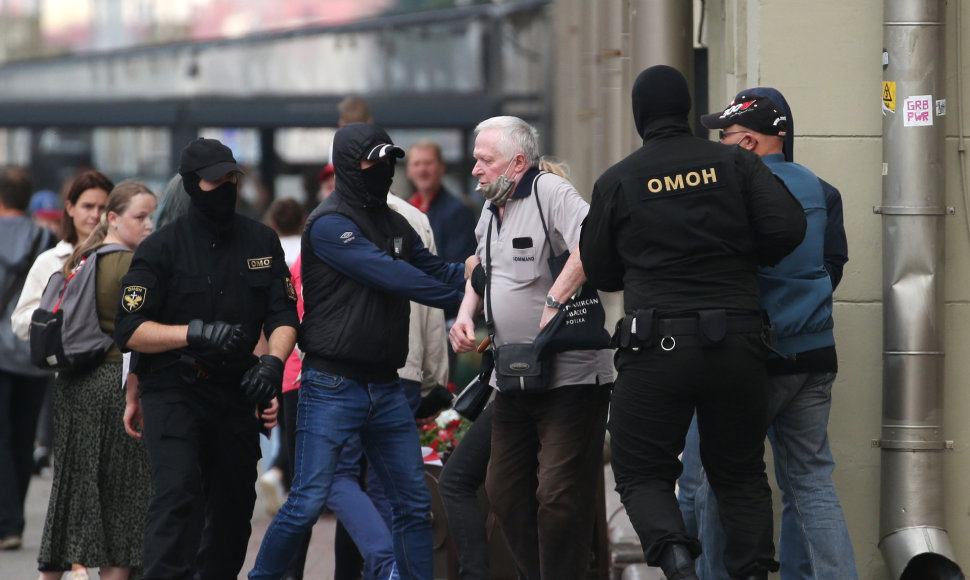 Tūkstančiai protestuotojų Baltarusijoje „sveikina“ A.Lukašenką su gimtadieniu: pranešta apie pirmus sulaikymus