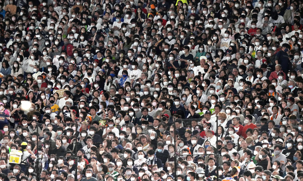 Japonijoje sporto varžybose žmonės dėvi kaukes