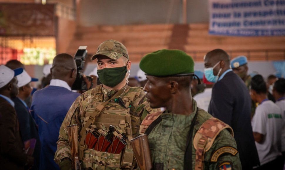 Grupės „Wagner“ karys greta Centrinės Afrikos Respublikos kario