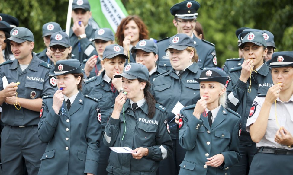 Prie Seimo vyko įspėjamoji statutinių pareigūnų protesto akcija.