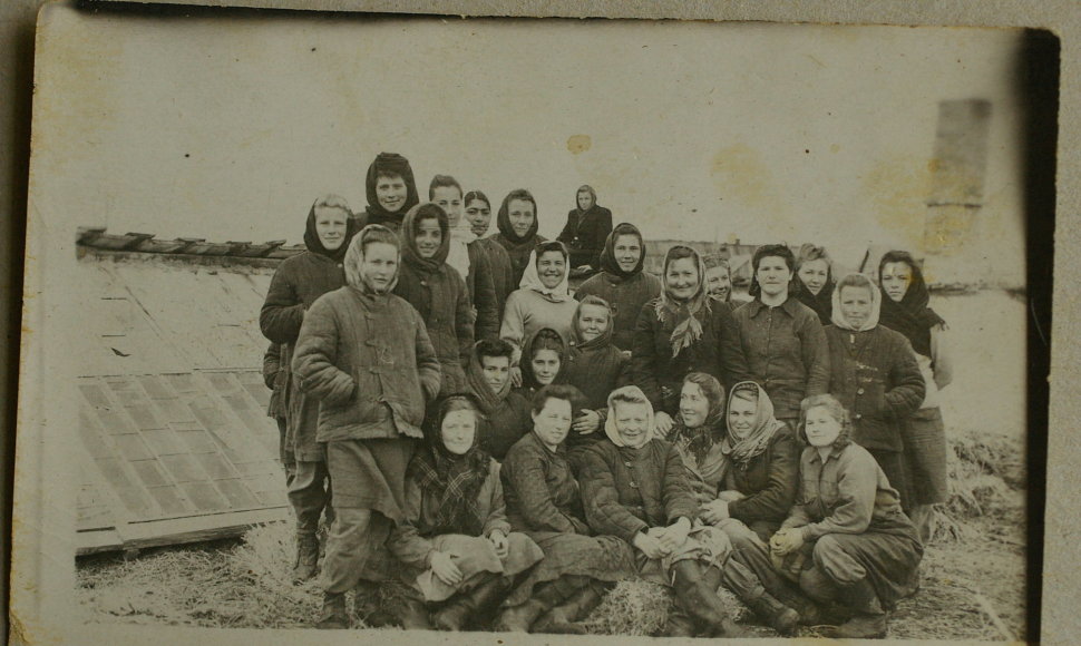 Moterų kalinių brigada prie daržovių sandėlio. Apie 1954–1955 m. Tunguskos lagerio punktas (Krasnojarsko kraštas, Kraslagas)