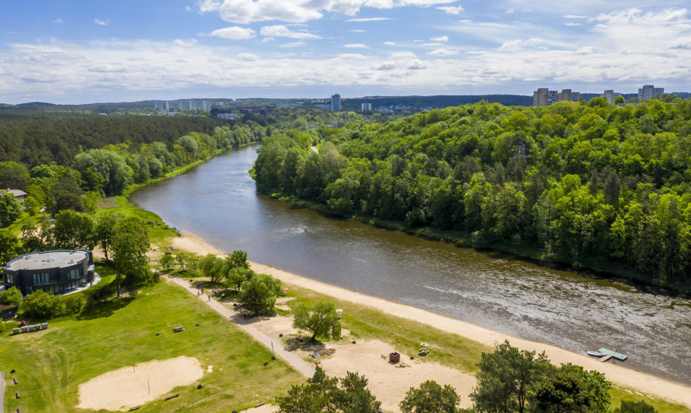 Neris ties Valakampių paplūdimiu