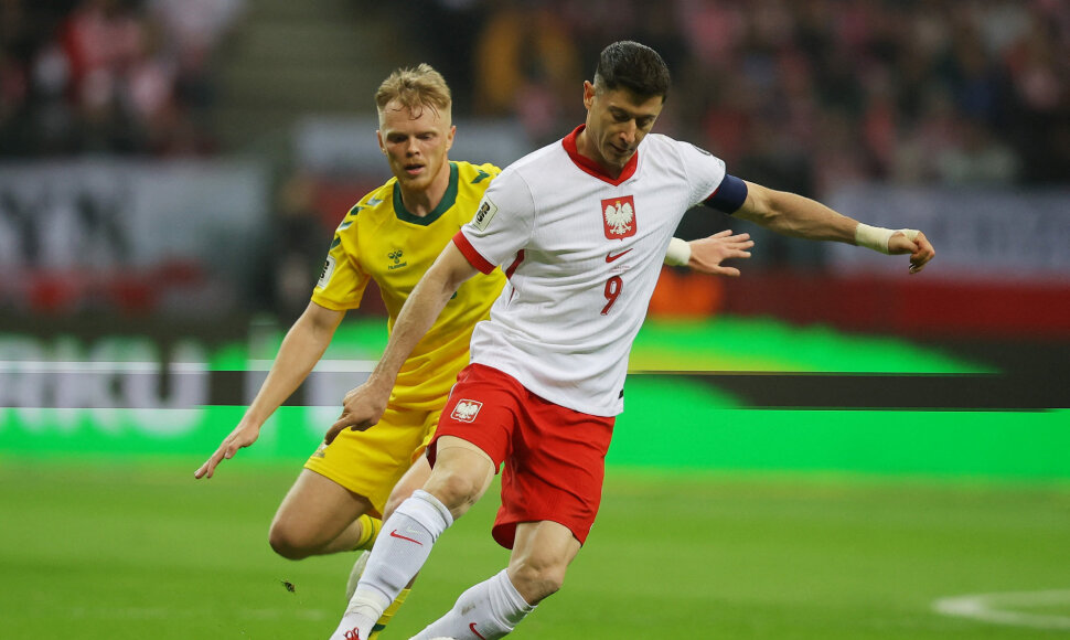 Pasaulio futbolo čempionato atrankos rungtynės: Lenkija &ndash; Lietuva. Robertas Lewandowskis ir Domantas Antanavičius