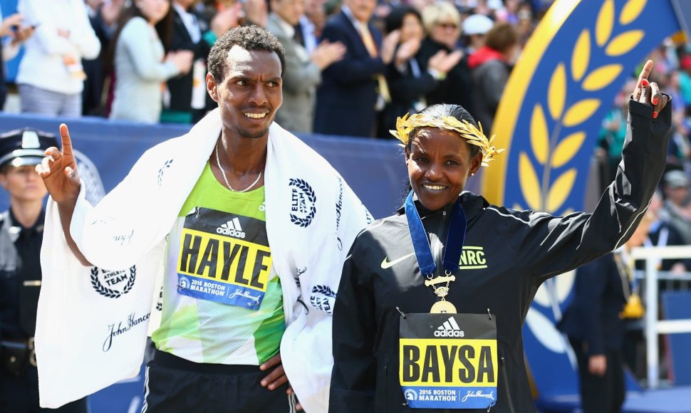Bostono maratono nugalėtojai – Atsede Baysa (deš.) ir Lemi Berhanu Hayle'as