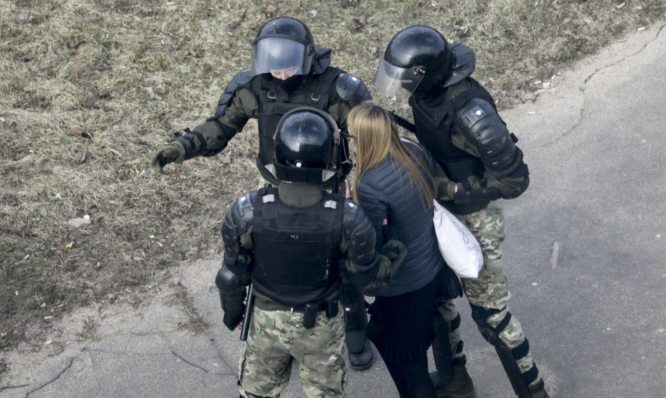 Baltarusijos milicija sulaiko protestuotoją.