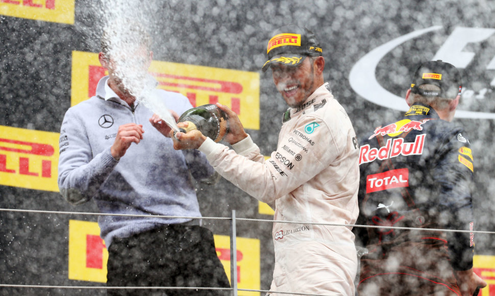 Lewisas Hamiltonas švenčia 46-ąją pergalę karjeroje