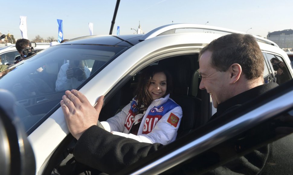 Rusijos premjeras D.Medvedevas įteikė „Mercedes“ mašinas Sočio prizininkams