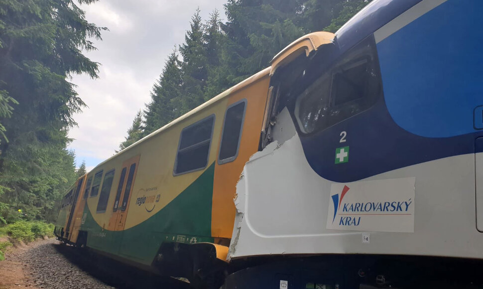 Čekijoje susidūrė du keleiviniai traukiniai