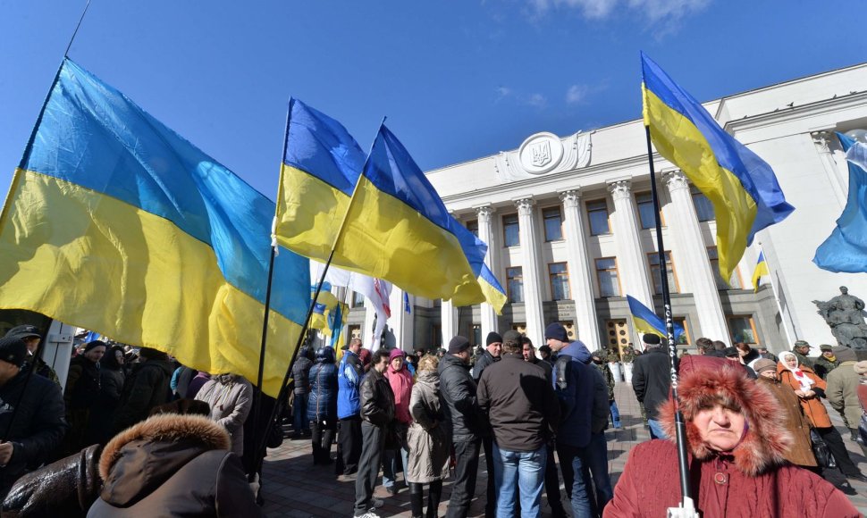 Kijeve prie Ukrainos parlamento susirinkę žmonės