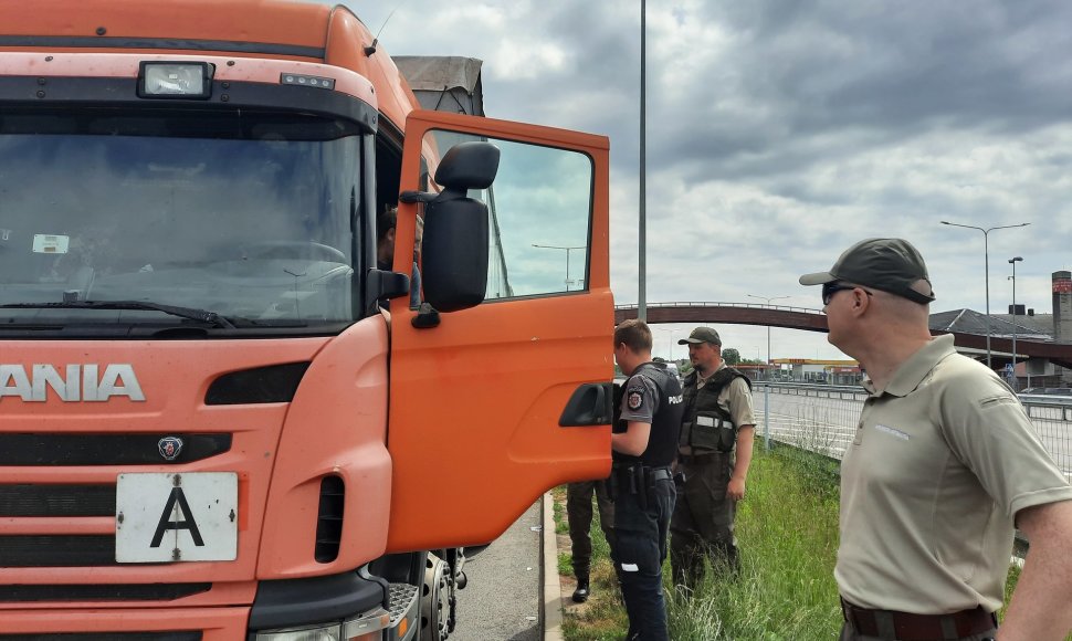 Aplinkosaugininkai kelyje tikrino tarptautinius atliekų vežėjus