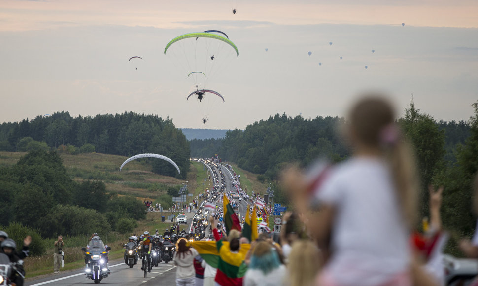 50 tūkstančių žmonių stojo į gyvą grandinę: lietuviai solidarizuojasi su baltarusiais