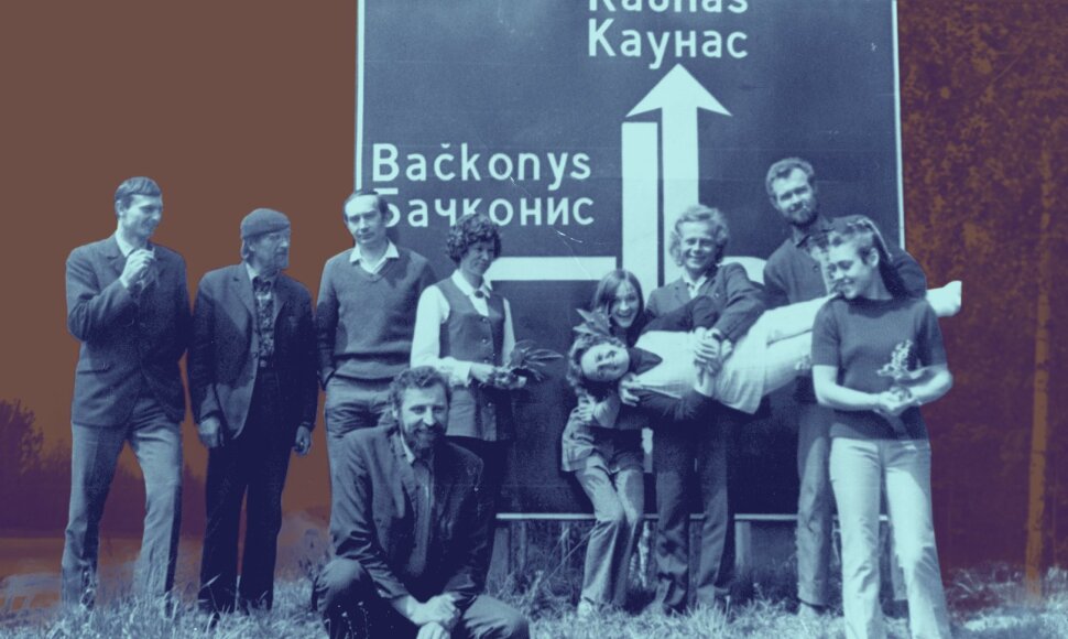 Valstybinio jaunimo teatro darbuotojai važiuoja į gastroles. Kairėje Bronislovas Kerys.
