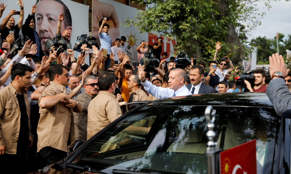 Recepas Tayyipas Erdoganas sveikinasi su šalininkais.