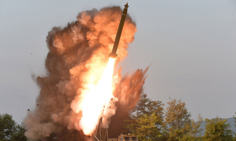 KCNA: Šiaurės Korėja vėl išbandė „itin didelę“ raketų leidimo sistemą