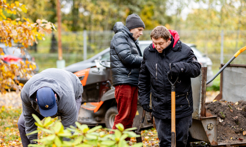 V&scaron;Į &bdquo;Rastis&ldquo; psichosocialinės reabilitacijos programą perėję ir į darbo rinką sugrįžę klientai tvarkė Naujosios Vilnios Respublikinės Vilniaus psichiatrijos ligoninės aplinką