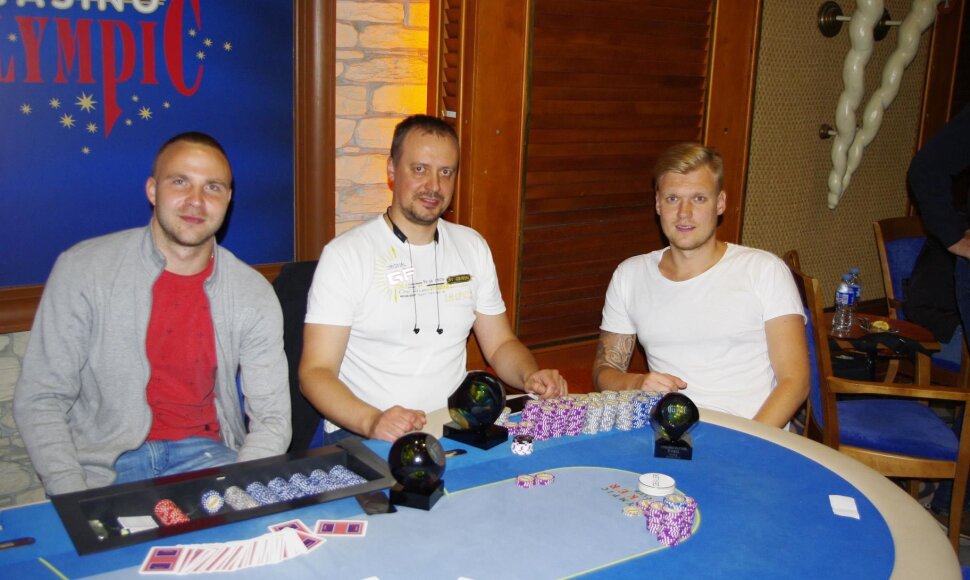 Sigitas Raila (centre), Donatas Grabarčiukas (de&scaron;inėje) ir Edgaras Pipinė / pokernews.lt nuotr.