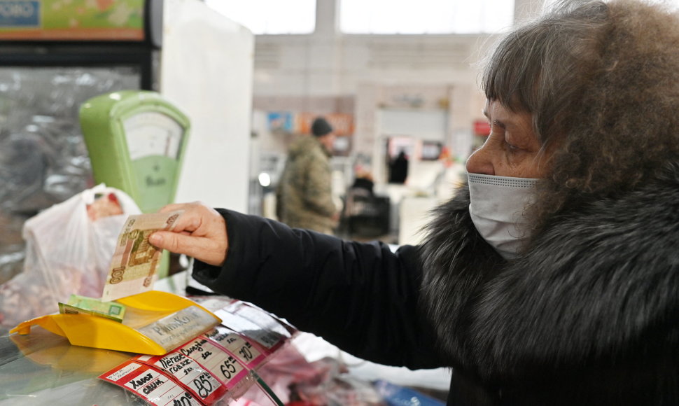 Moteris apsiperka turguje Rusijoje