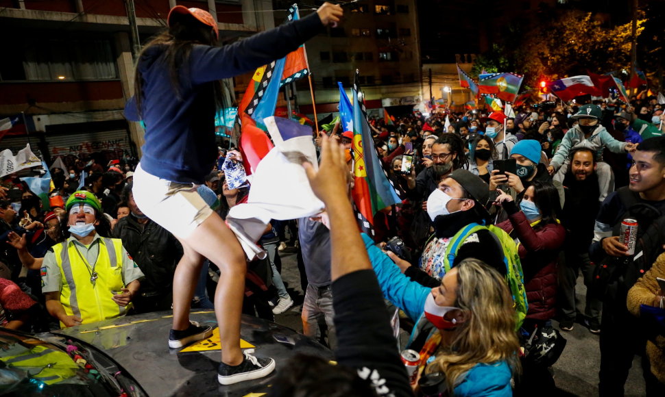 Čiliečiai švenčia referendumo pergalę