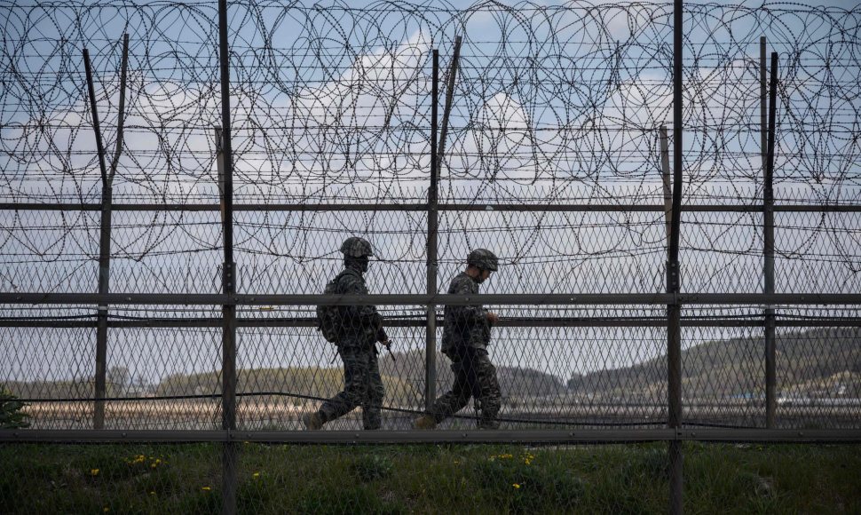 Pietų Korėjos kariai Demilitarizuotojoje zonoje