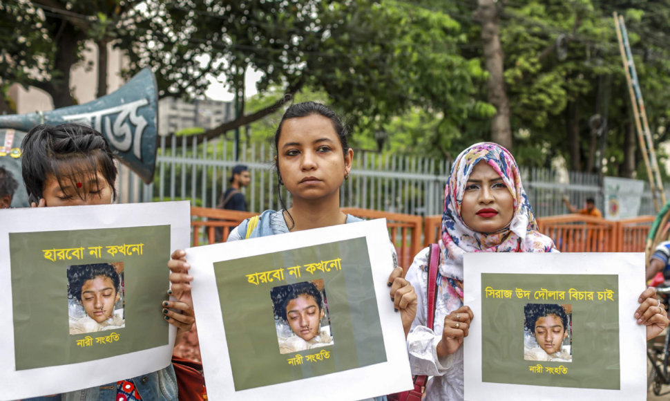 Protestuotojos reikalauja teisybės dėl Nusrat Jahan Rafi nužudymo