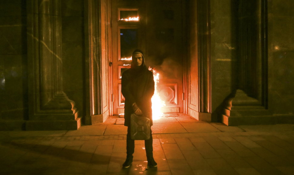 Piotras Pavlenskis Maskvoje padegė FST pastato duris