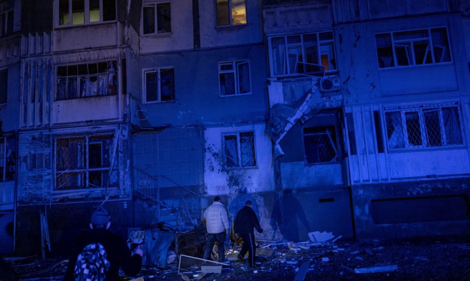 Per rusų ataką apgriautas daugiabutis namas Chersone
