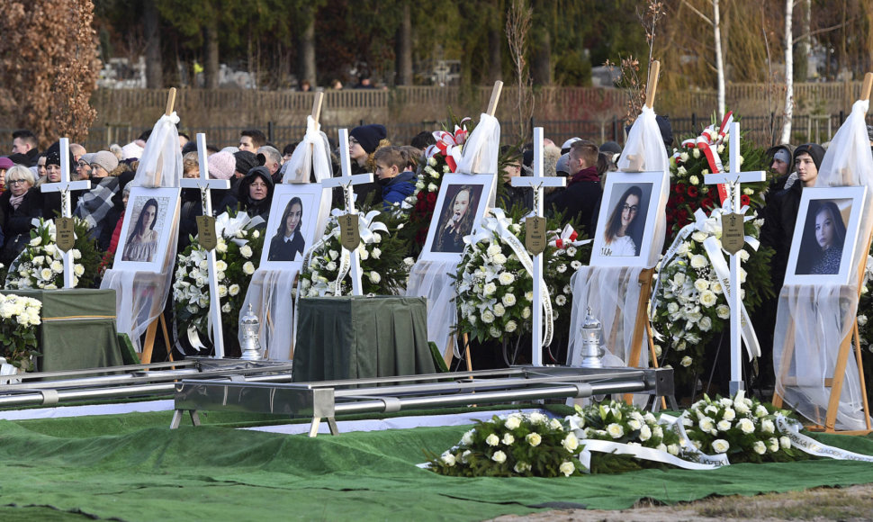 Lenkijoje kartu palaidotos penkios „pabėgimo kambaryje“ žuvusios paauglės