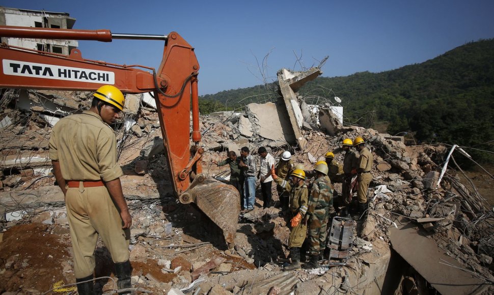 Goa valstijos pajūrio kaime sugriuvo pastatas, žuvo 15 žmonių, gelbėtojai ieško likusių gyvų