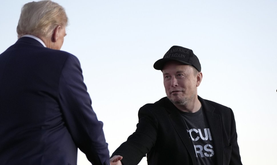 Elonas Muskas skyrė beveik 75 mln. dolerių savo įsteigtam D. Trumpą remiančiam fondui / Alex Brandon / AP