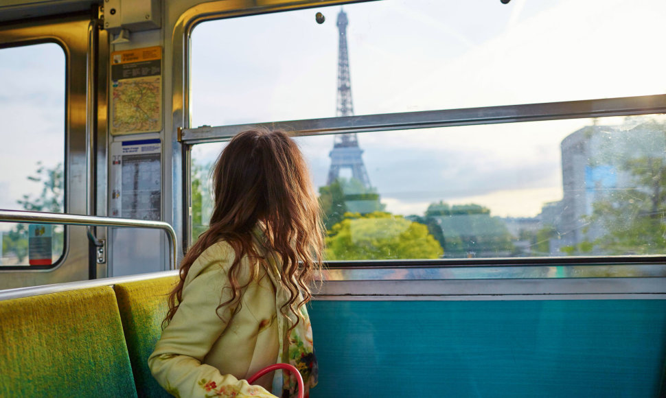 Mergina traukinyje netoli Paryžiaus