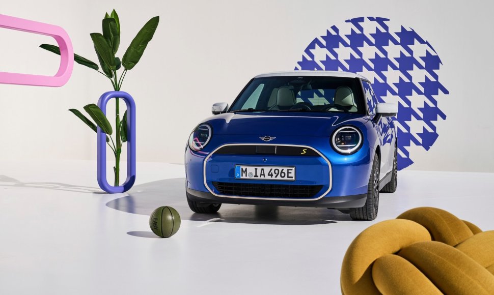 „Mini“ Miunchene pristatė naujos kartos „Cooper“ ir „Countryman“ elektromobilius