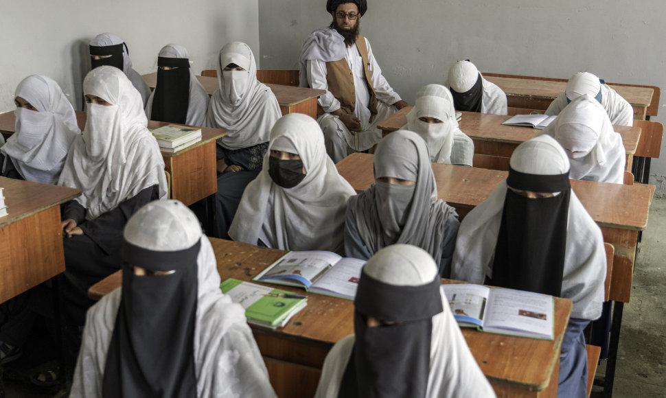 Afganistano mergaitės religinėje mokykloje, kuri liko atidaryta po praėjusių metų Talibano perversmo