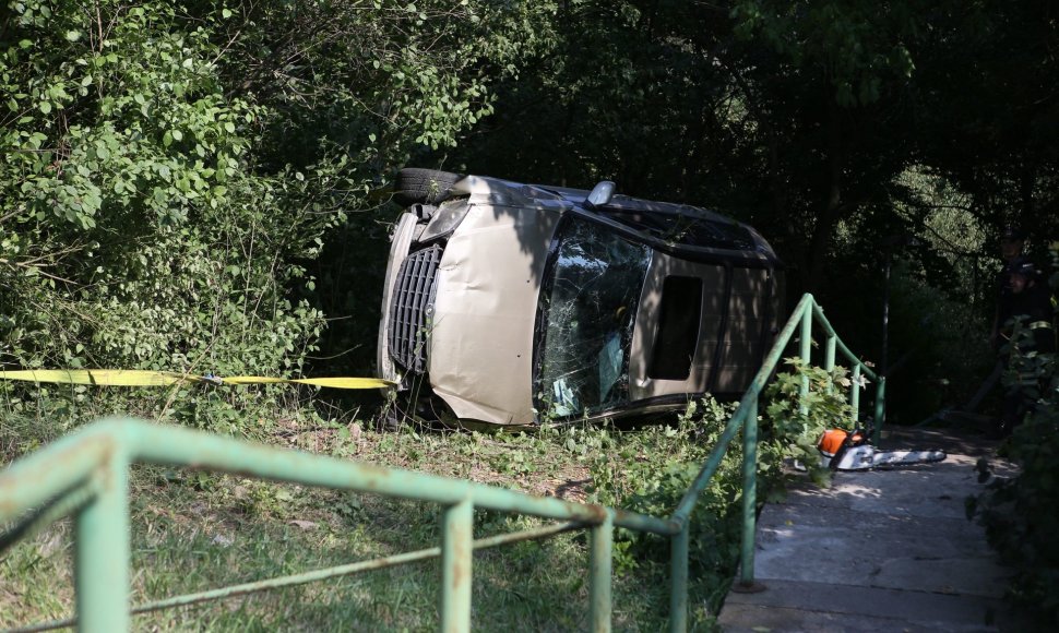 Kaune nuo šlaito nuvažiavo automobilis