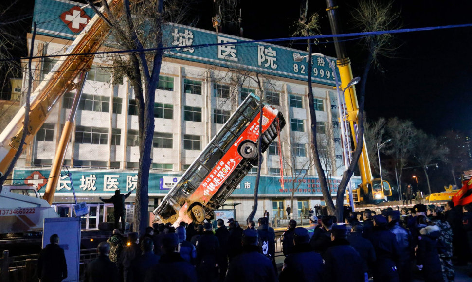 Kinijoje į atsivėrusią didžiulę duobę nugarmėjo autobusas
