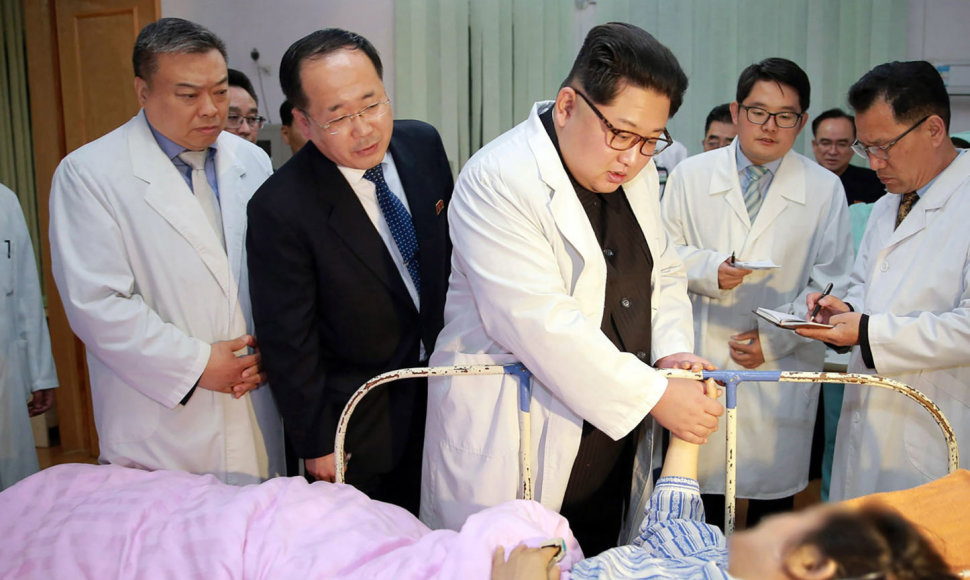 Kim Jong Unas aplankė per avariją nukentėjusius kinus