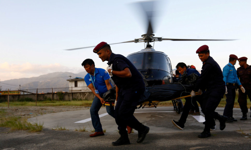 Nepalo pareigūnai evakuoja laipiotojų kūnus