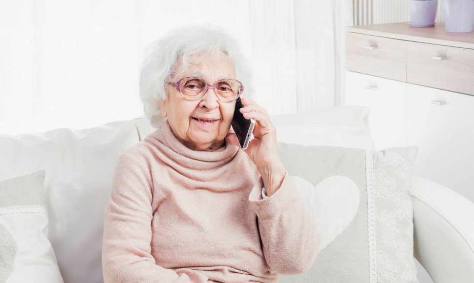 Senolė kalbasi telefonu