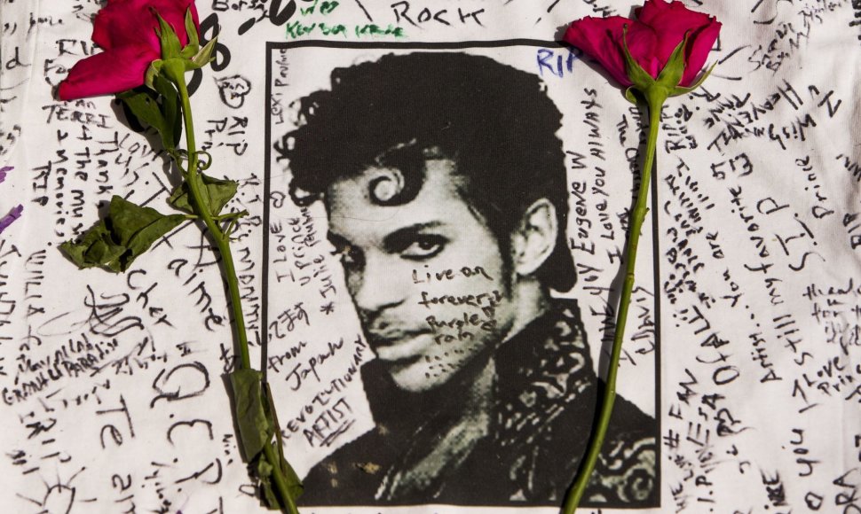 Gerbėjai gedi mirusio dainininko Prince