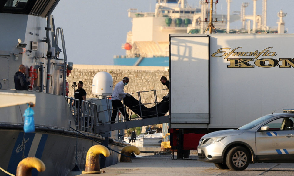 Transportuojami žuvusių migrantų kūnai.