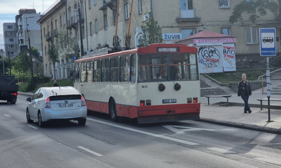 Senas troleibusas Vilniaus gatvėje liepos 11-osios rytą