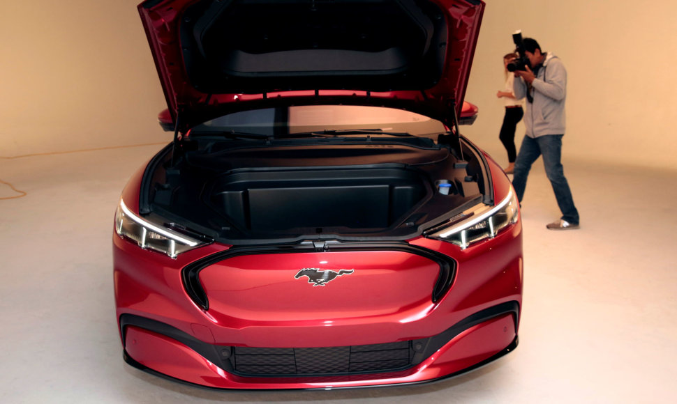„Ford“ pristatė elektromobilį „Mustang Mach-E“,