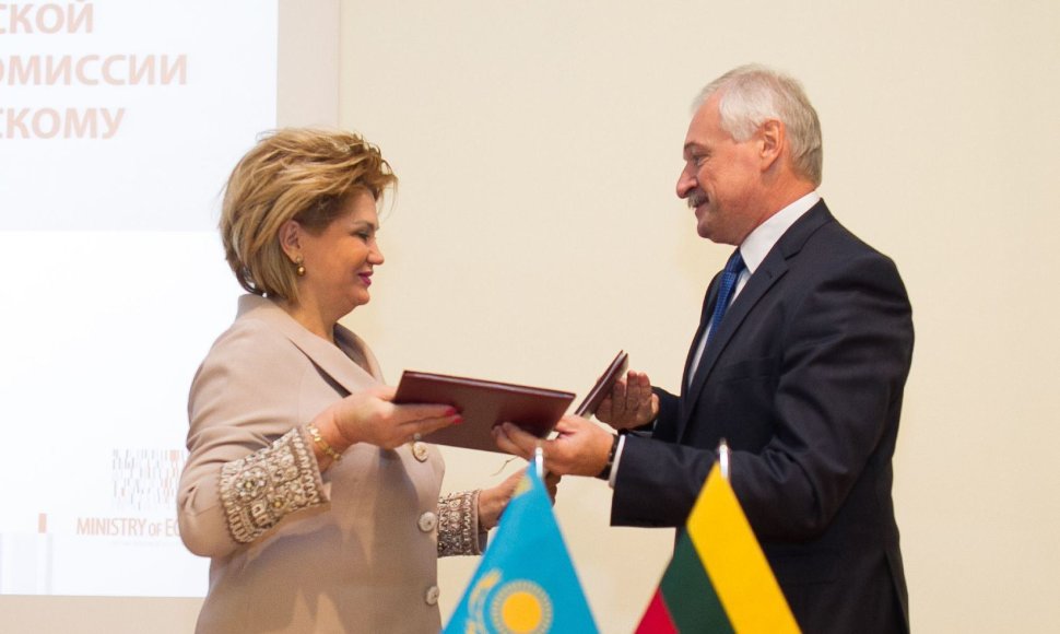 Ūkio ministras Evaldas Gustas ir Kazachstano finansų ministerijos atsakingoji sekretorė Natalija Artemovna Koržova.