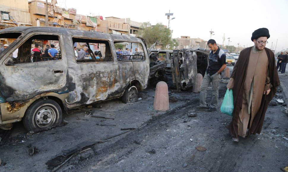 Užminuoto automobilio sprogimo padariniai Bagdade 