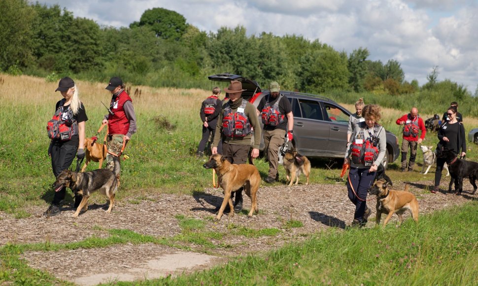 „K-9 paieška“ savanoriai su šunimis
