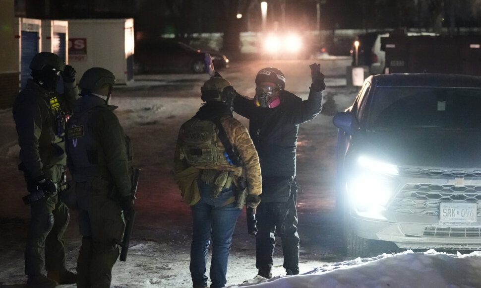 Mineapolyje po antro ICE įvykdyto nužudymo &ndash; protestai prie&scaron; federalinius agentus /  / AP