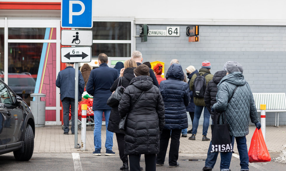 Eilės prie bankomatų