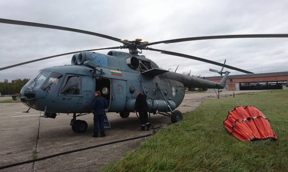 Karinių oro pajėgų sraigtasparnis Mi-8 su gaisrų gesinimo įranga