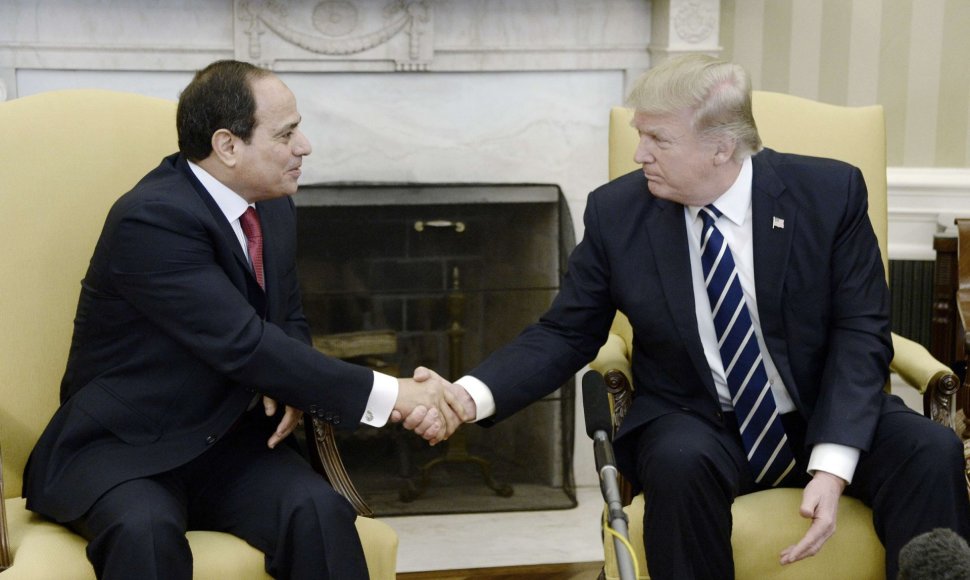 Abdelis Fattahas al Sisi ir Donaldas Trumpas Baltuosiuose rūmuose